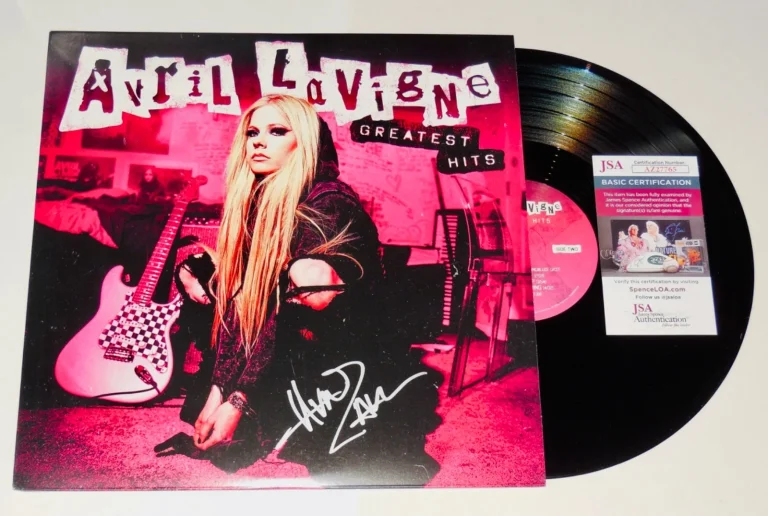 AVRIL LAVIGNE AUTOGRAPHED VINYL RECORD ALBUM (GREATEST HITS) - JSA COA!
