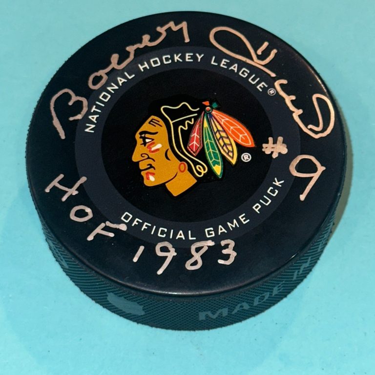 BOBBY HULL Signed Chicago BLACKHAWKS Official GAME Puck Beckett (BAS) w/ HOF Ins