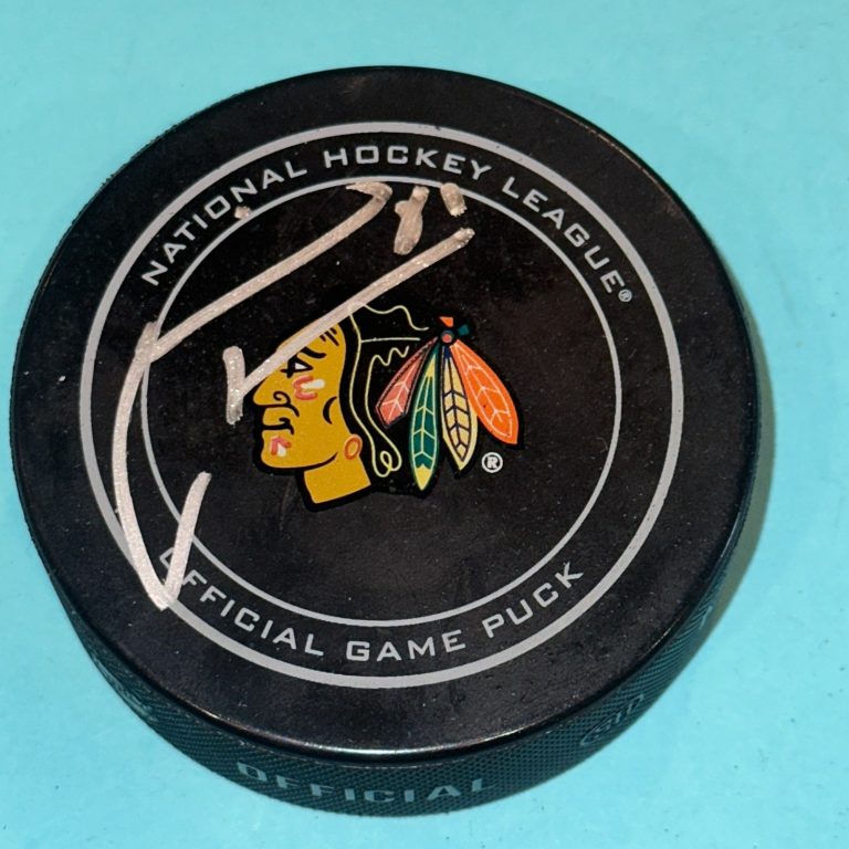 MARIAN HOSSA Signed Chicago BLACKHAWKS Official GAME Puck Beckett (BAS)