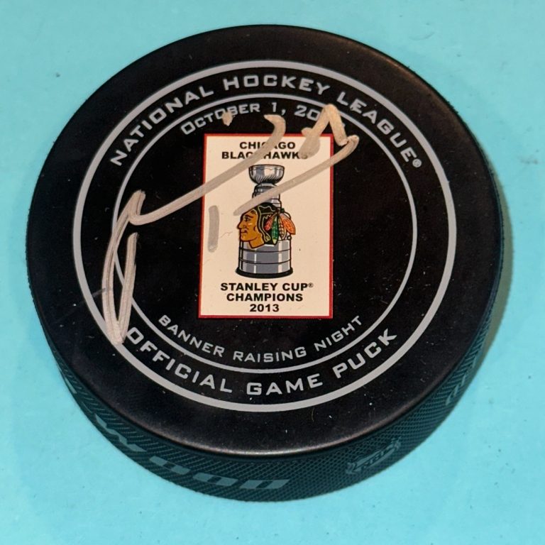 MARIAN HOSSA Signed BLACKHAWKS 2013 BANNER Official GAME Puck Beckett (BAS)
