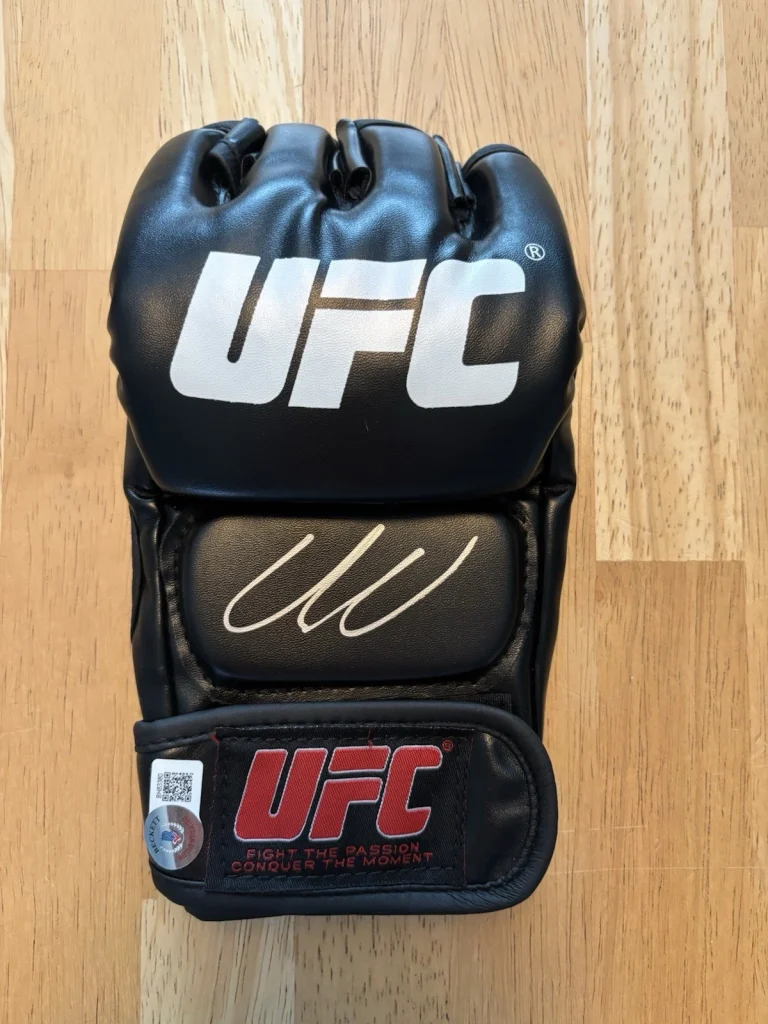 MARLON “CHITO” VERA SIGNED Autographed UFC GLOVE. BECKETT COA. ECUADOR.