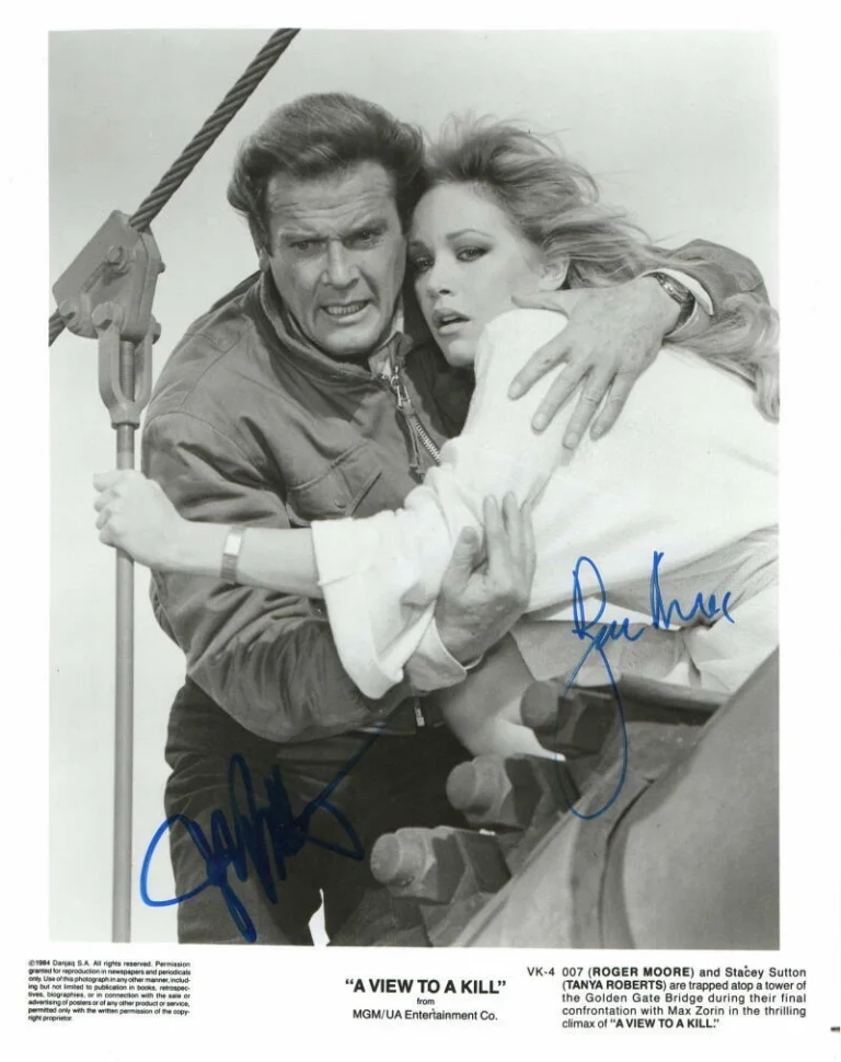 ROGER MOORE TANYA ROBERTS SIGNED AUTOGRAPH 8X10 PHOTO JAMES BOND A VIEW TO KILL