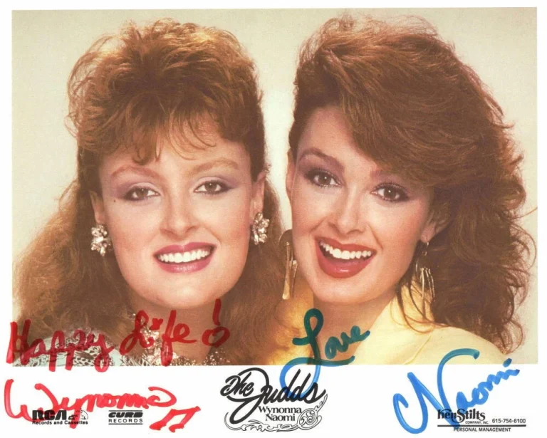 NAOMI JUDD & WYNONNA JUDD SIGNED AUTOGRAPH 8X10 PHOTO THE JUDDS RARE W/ JSA COA