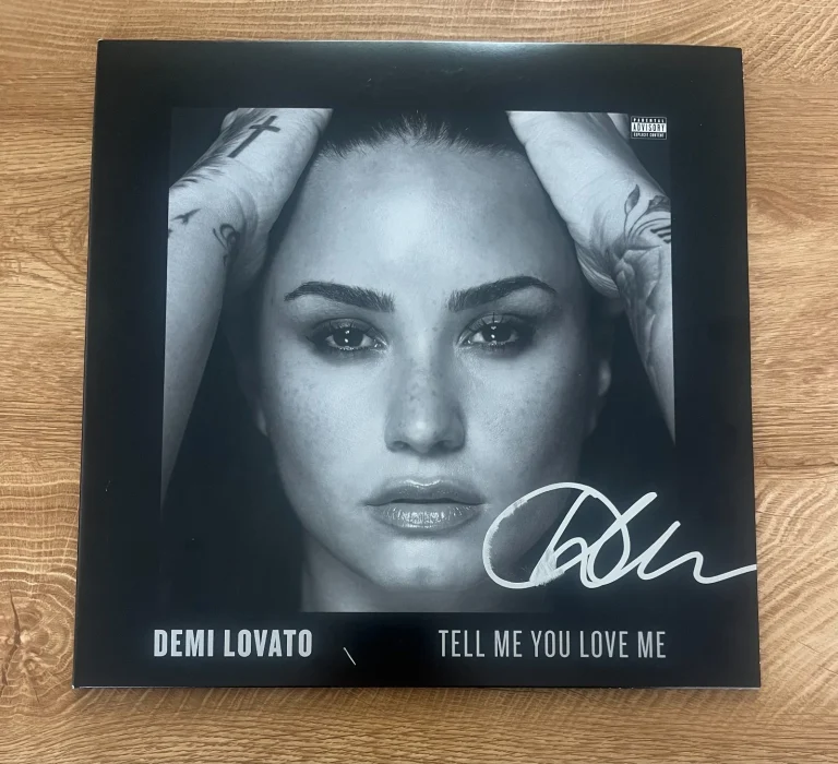 * DEMI LOVATO * signed vinyl album * TELL ME YOU LOVE ME * COA *