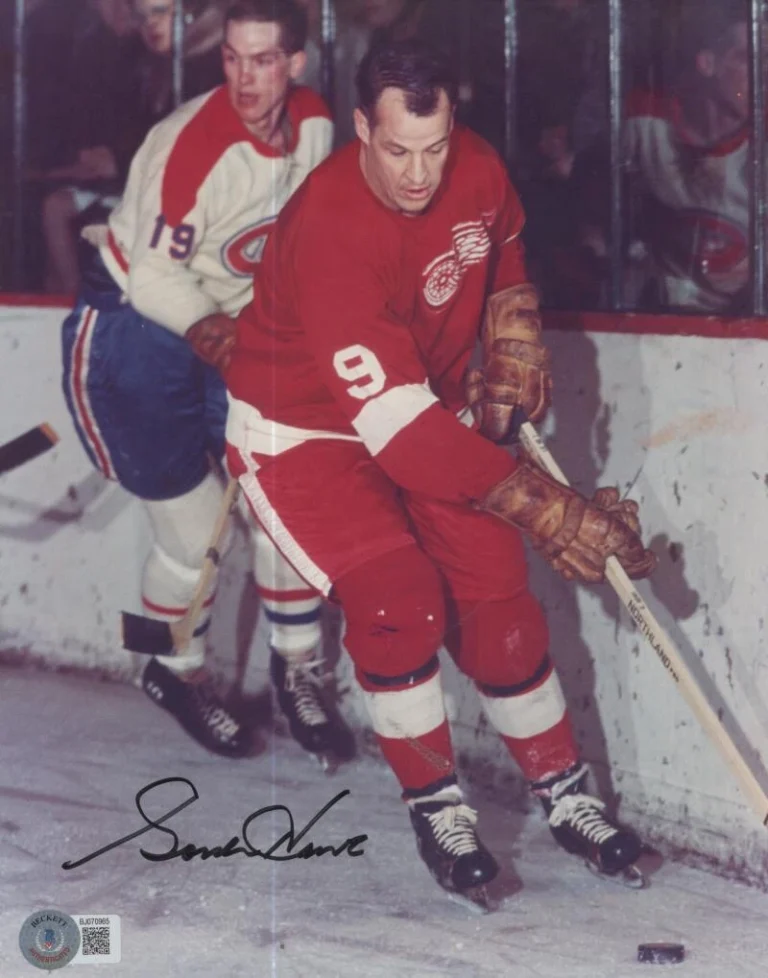 GORDIE HOWE FETROIT RED WINGS  SIGNED AUTOGRAPHED 8X10 PHOTO BECKETT BJ070965