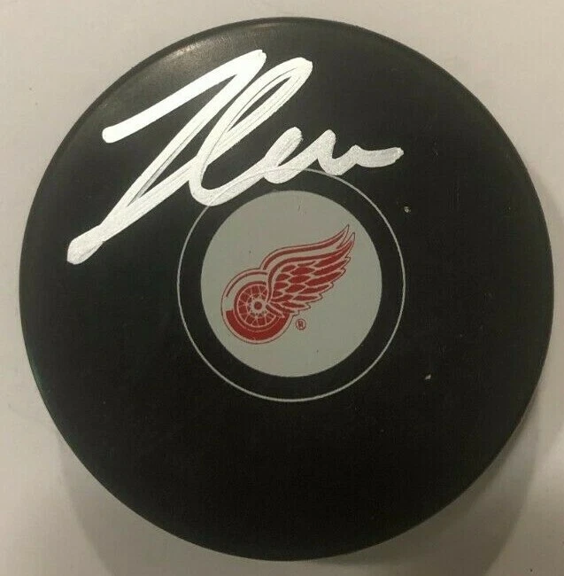 FILIP ZADINA SIGNED DETROIT RED WINGS HOCKEY PUCK W/ CASE COA
