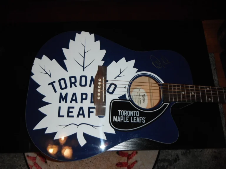 TORONTO MAPLE LEAFS DOUG GILMOUR SIGNED FULL SIZE WOODROW GUITAR