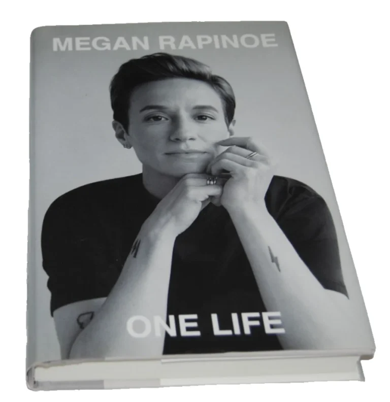 MEGAN RAPINOE signed (TEAM USA WOMENS SOCCER) hardcover book BECKETT BY085971