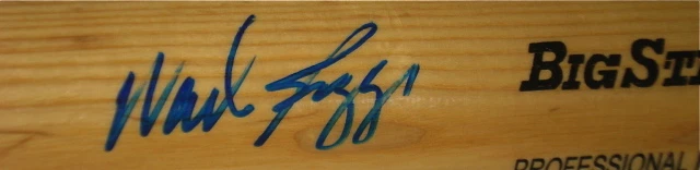 WADE BOGGS AUTOGRAPHED BAT (HOF) W/ PROOF!
