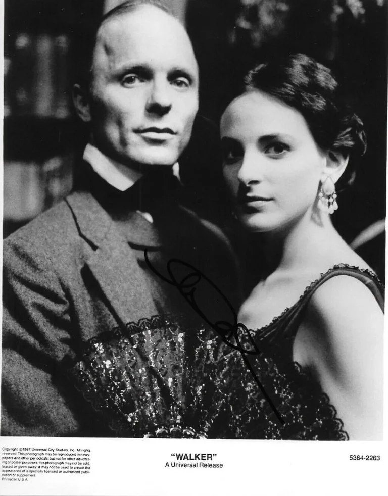 * MARLEE MATLIN * signed 8x10 photo * WALKER * 1