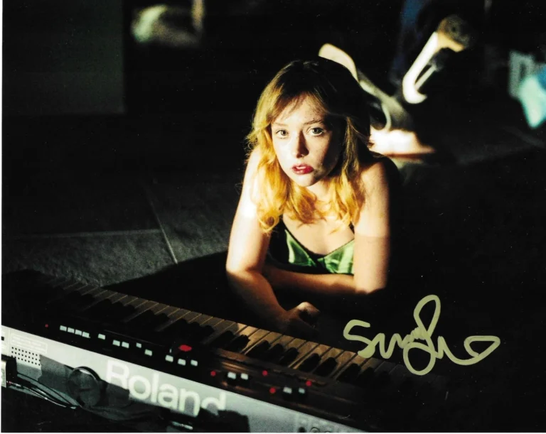 * SUZANNA SON * signed 8x10 photo *  THE IDOL * COA *