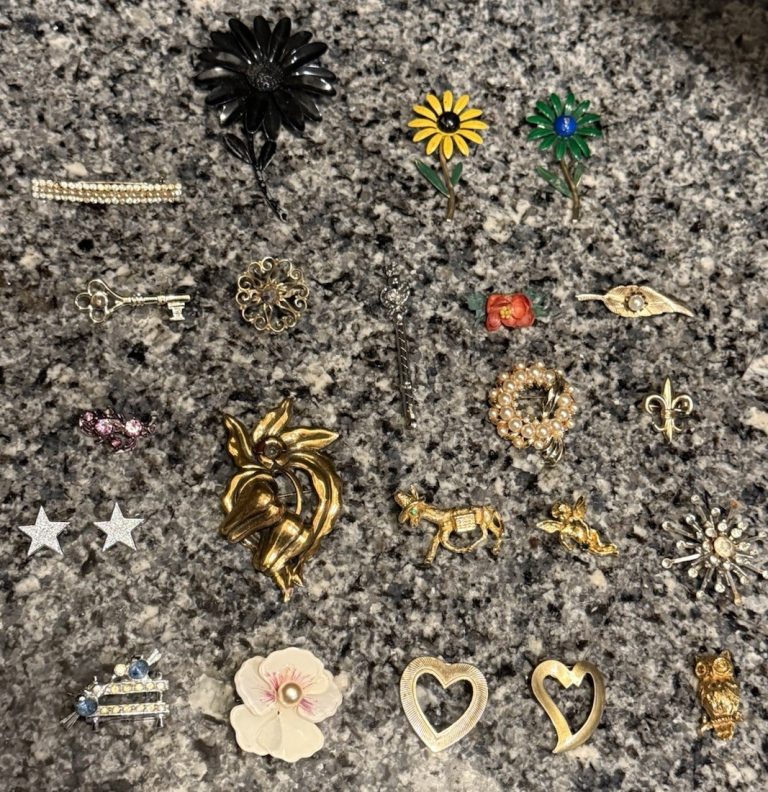 VINTAGE JEWELRY BROOCH LOT OF 23 UNSIGNED BROOCHES BEAUTIFUL RARE