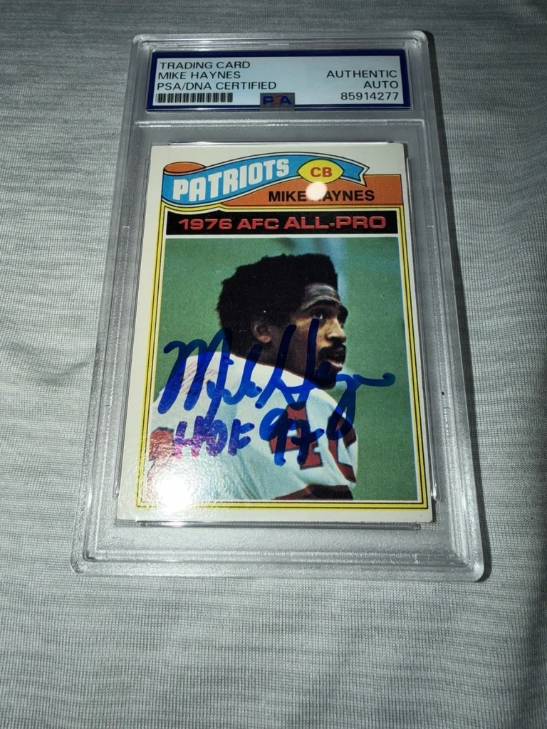 Mike Haynes Signed 1977 Topps Rookie Card Trading Card NFL HOF PSA/DNA