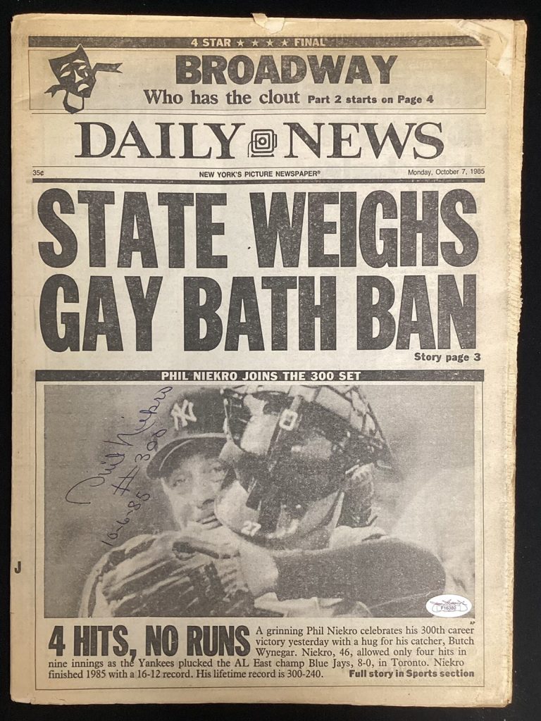 Phil Niekro Signed Daily News Paper 10/7/1985 Yankees 300 Win Autograph HOF JSA