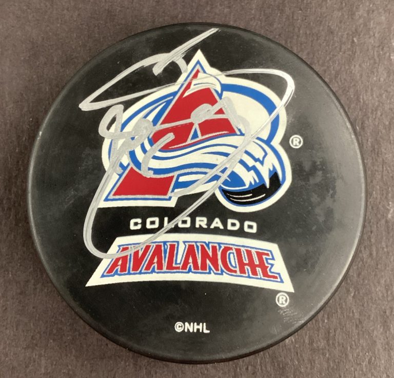 Joe Sakic Signed Hockey Puck NHL Colorado Avalanche HOF Autograph TPG #1