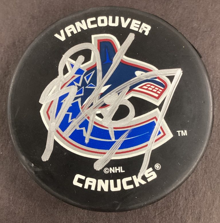 Steve Kariya Signed Hockey Puck NHL Vancouver Canucks Autograph TPG