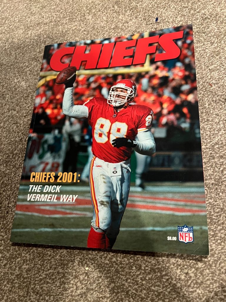 FOOTBALL YEARBOOK PROGRAM KANSAS CITY CHIEFS 2001 TONY GONZALEZ NFL