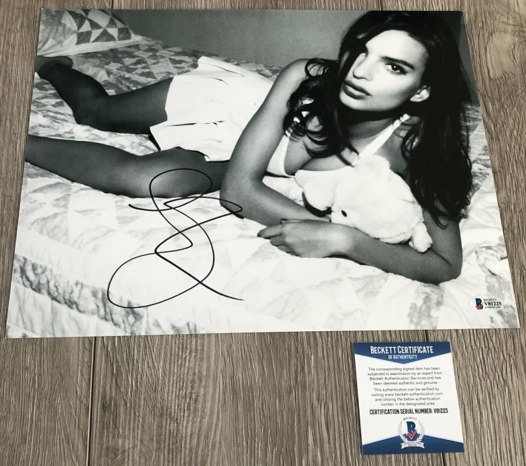 EMILY RATAJKOWSKI GONE GIRL SIGNED 11x14 PHOTO EXACT VIDEO PROOF BAS BECKETT COA