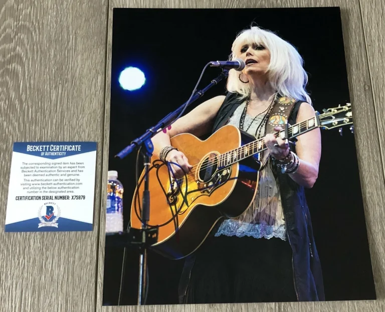 EMMYLOU HARRIS SIGNED AUTOGRAPH IN CONCERT LIVE 8x10 PHOTO C w/ BECKETT BAS COA