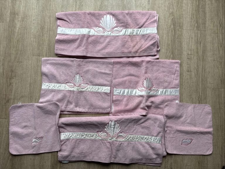 Set Of 2 Vintage Bath Towel and Washcloth Saturday Knight Ltd Pink Seashells
