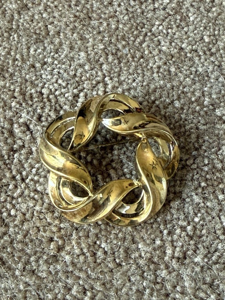 Vintage Trifari Gold Tone Wreath Knot Brooch Pin Signed Classic Design