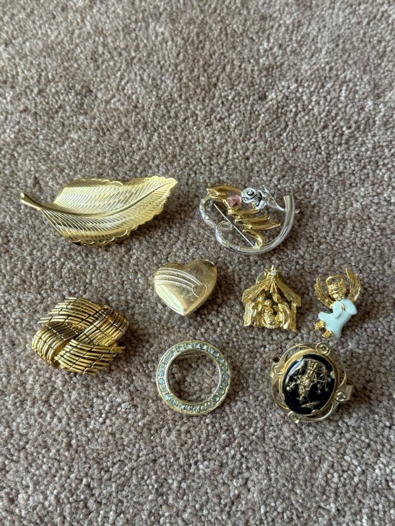 Vintage Gold Tone Brooch Pin Lot Leaf Angel Heart Nativity Costume Jewelry