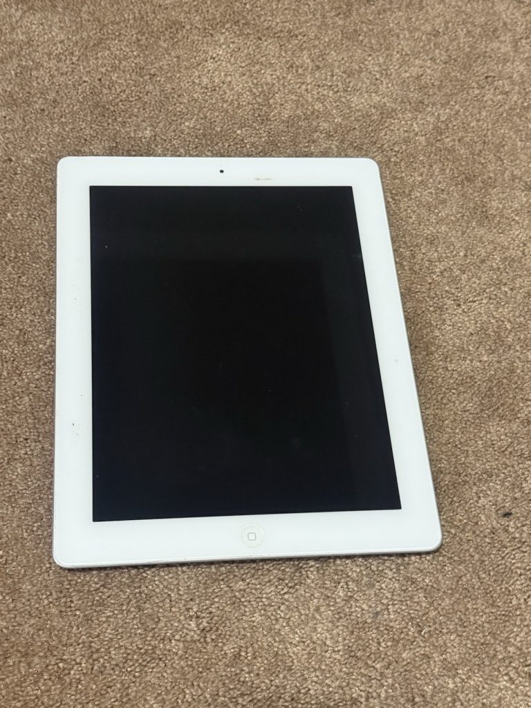 Apple iPad 2nd Gen A1395 9.7” WiFi White Tablet 16GB Locked Read