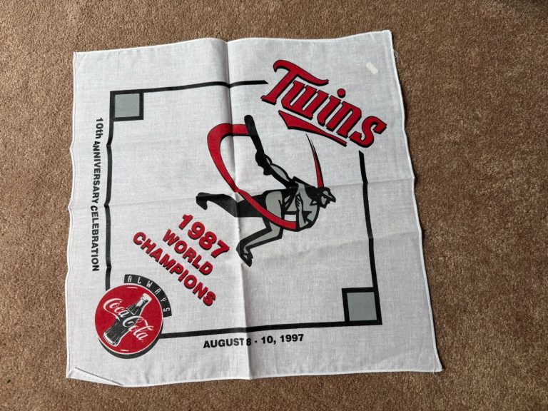1997 Minnesota Twins 10th Anniversary 1987 World Champions Coca-Cola towel