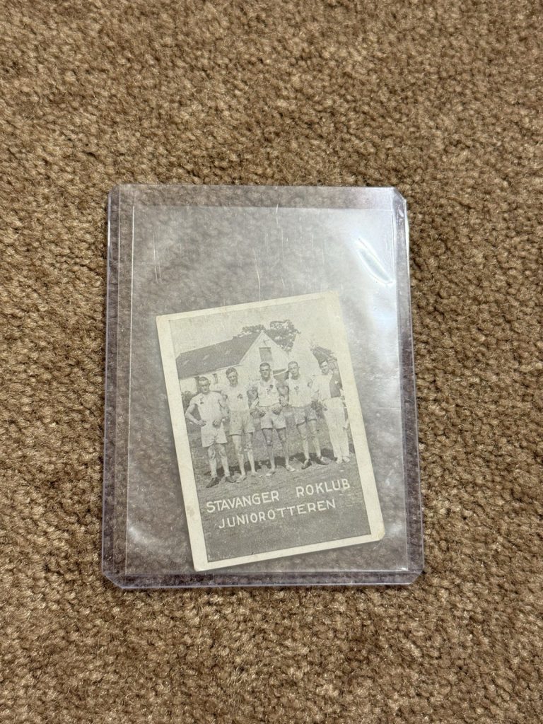 1916 Village Maid Sports of the World #15 Rowing Antique Tobacco Card Vintage