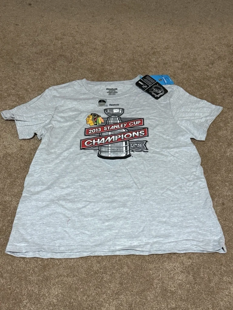 NWT Reebok Chicago Blackhawks 2013 Stanley Cup Champions T-Shirt Women's M Gray