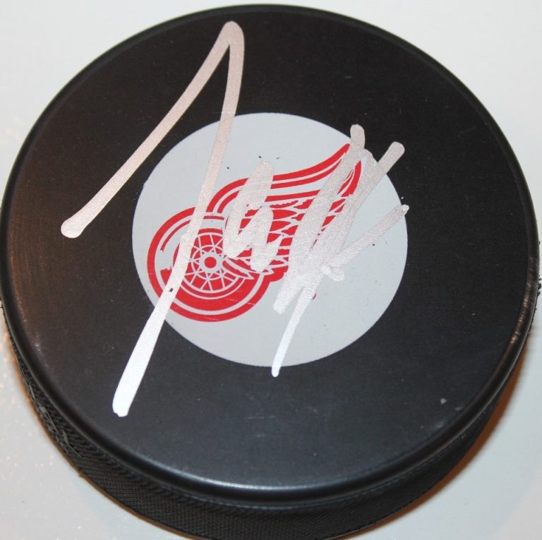 JAKUB KINDL SIGNED DETROIT RED WINGS HOCKEY PUCK W/CASE COA