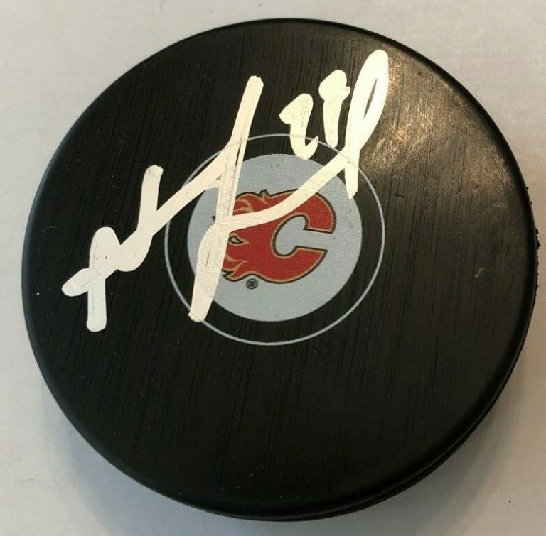 AUSTIN CZARNIK SIGNED CALGARY FLAMES HOCKEY PUCK W/CASE COA