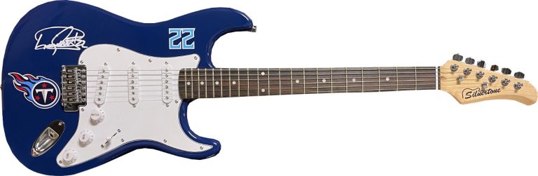 Derrick Henry signed Titans Logo Blue Silvertone 39