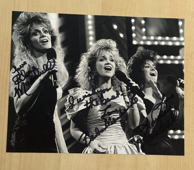 THE MANDRELL SISTERS HAND SIGNED 8x10 PHOTO AUTOGRAPHED SINGERS COUNTRY COA