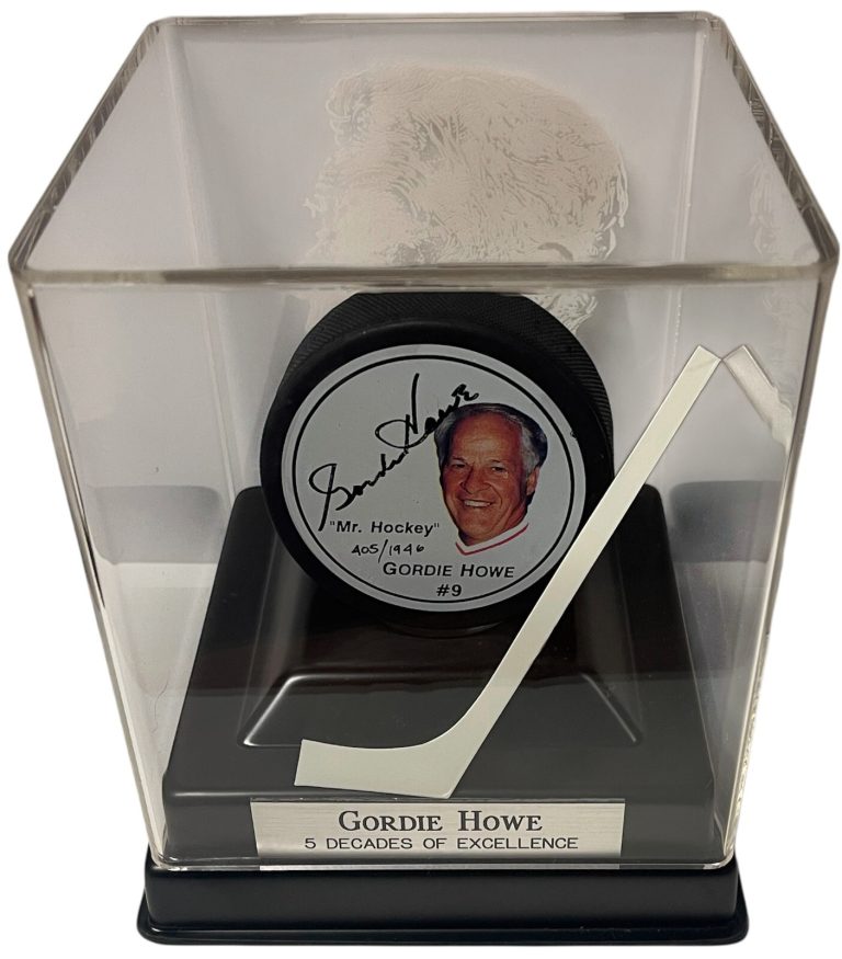 Gordie Howe signed Logo Foto Puck w/Case- /1946- Mr. Hockey/Red Wings - COA HOF