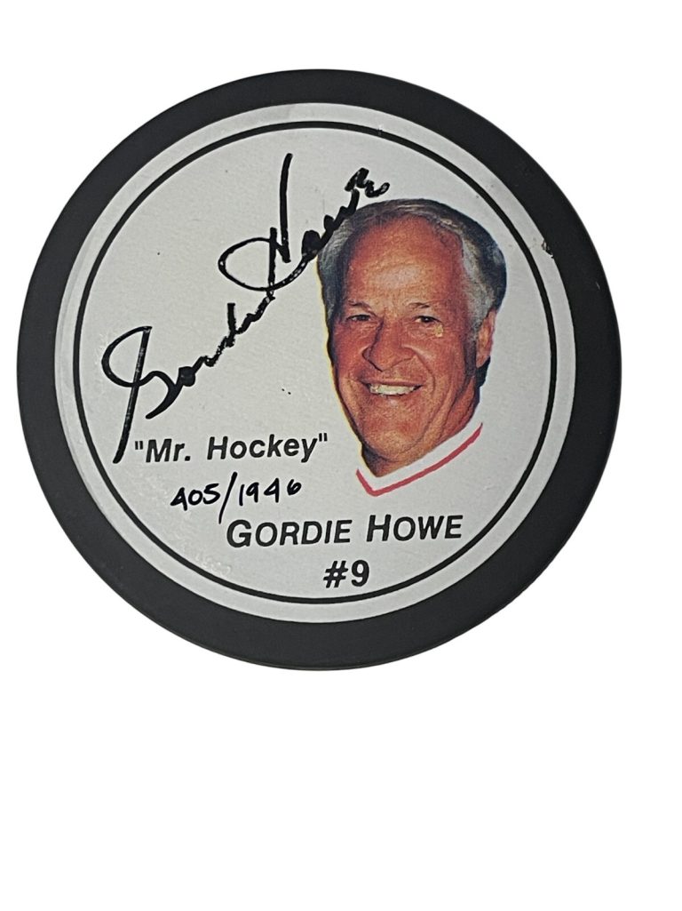 Gordie Howe signed Logo Foto Puck- /1946- Mr. Hockey/Detroit Red Wings - COA HOF