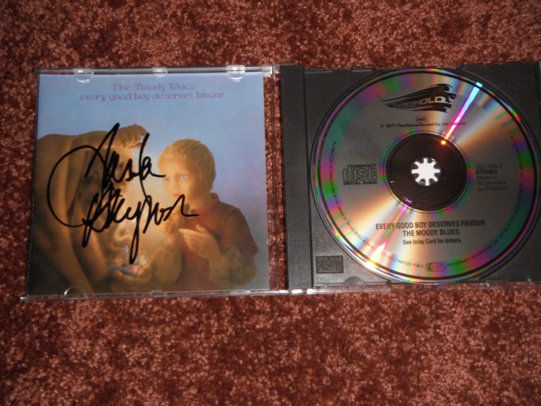 THE MOODY BLUES JUSTIN HAYWARD SIGNED EVERY GOOD BOY DESERVES FAVOUR CD COVER
