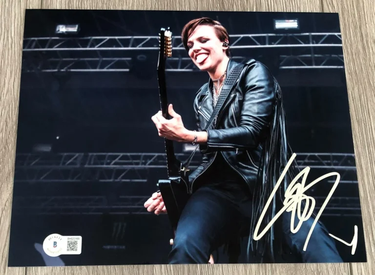 LIZZY LZZY HALE HALESTORM SIGNED AUTOGRAPH 8x10 PHOTO w/EXACT PROOF BECKETT COA