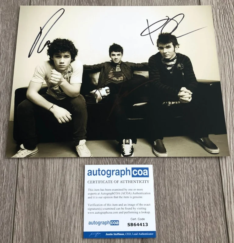THE JONAS BROTHERS NICK JOE & KEVIN SIGNED 8x10 PHOTO & AUTOGRAPH ACOA COA