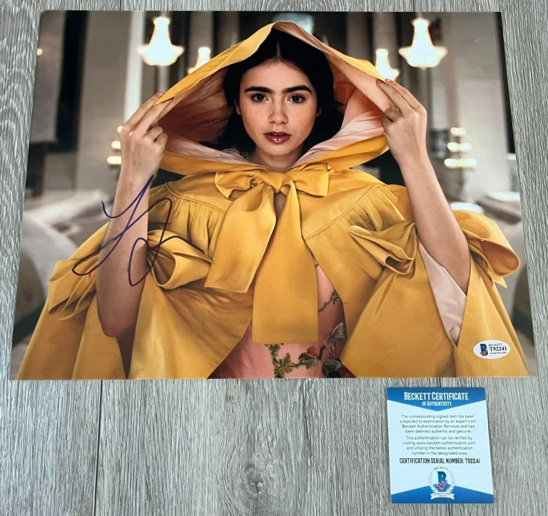 LILY COLLINS SIGNED MIRROR MIRROR SNOW WHITE 11x14 PHOTO w/PROOF BECKETT BAS COA