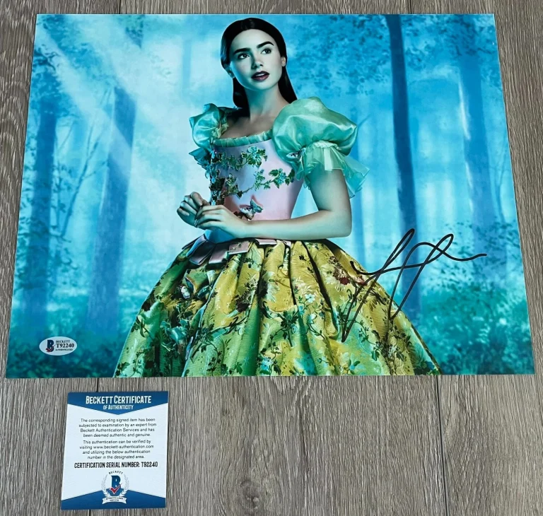 LILY COLLINS SIGNED MIRROR MIRROR SNOW WHITE 11x14 PHOTO w/PROOF BAS BECKETT COA