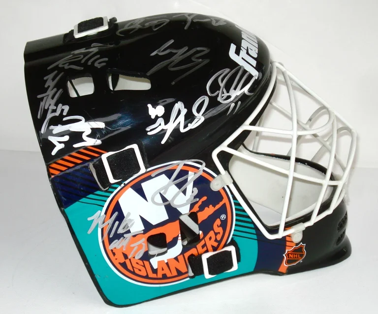 2011/12 NEW YORK ISLANDERS TEAM SIGNED GOALIE MASK! - Display Model