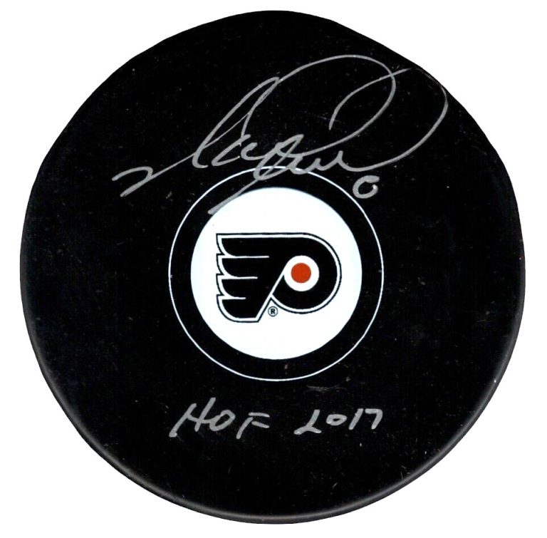 Mark Recchi Signed Philadelphia Flyers Puck w/ HOF 2017 JSA COA