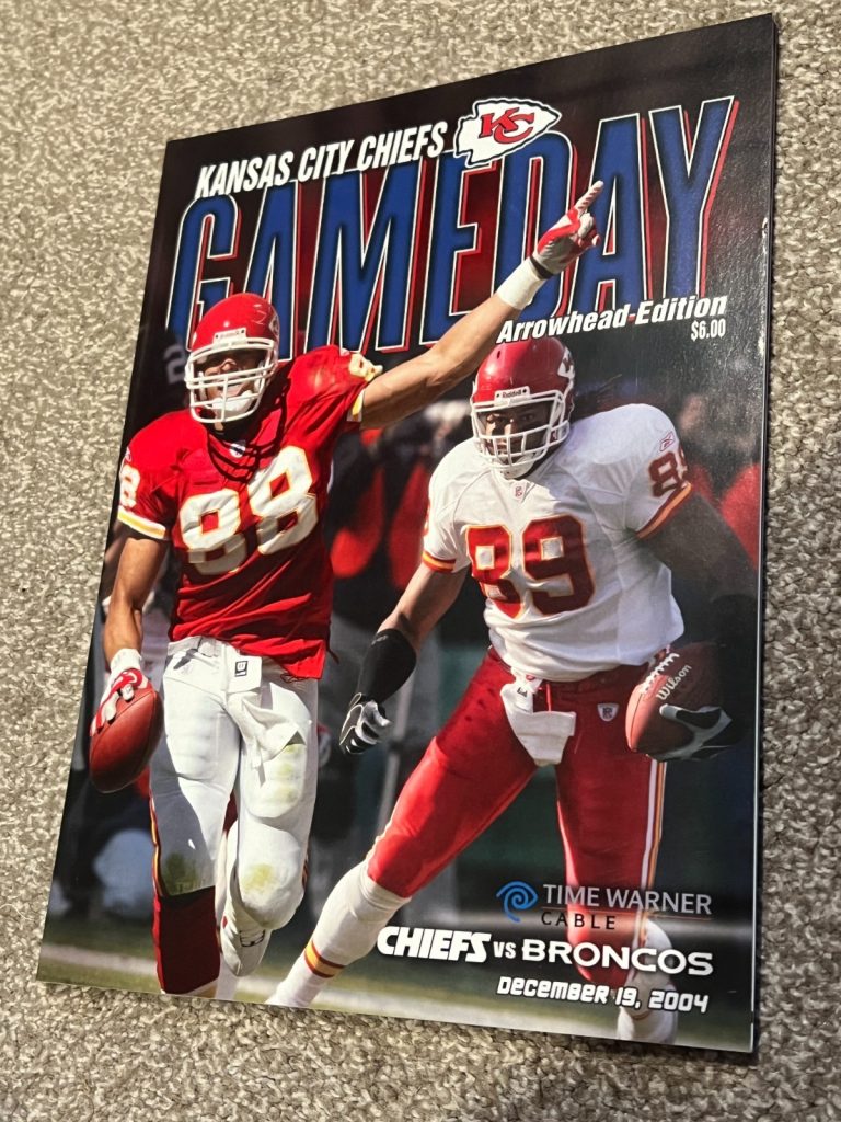 FOOTBALL PROGRAM KANSAS CITY CHIEFS DENVER BRONCOS 12/19 2004 TONY GONZALEZ DUNN