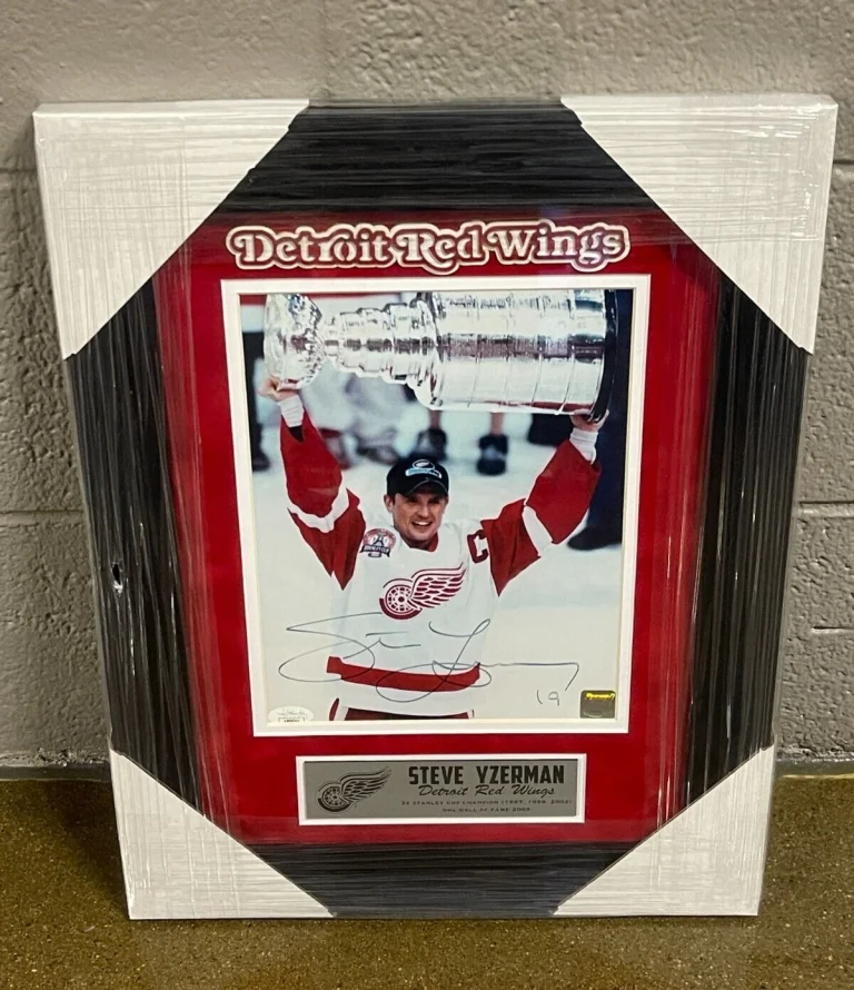 Steve Yzerman Signed Framed Detroit Red Wings 2002 Stanley Cup 8x10 Photo JSA