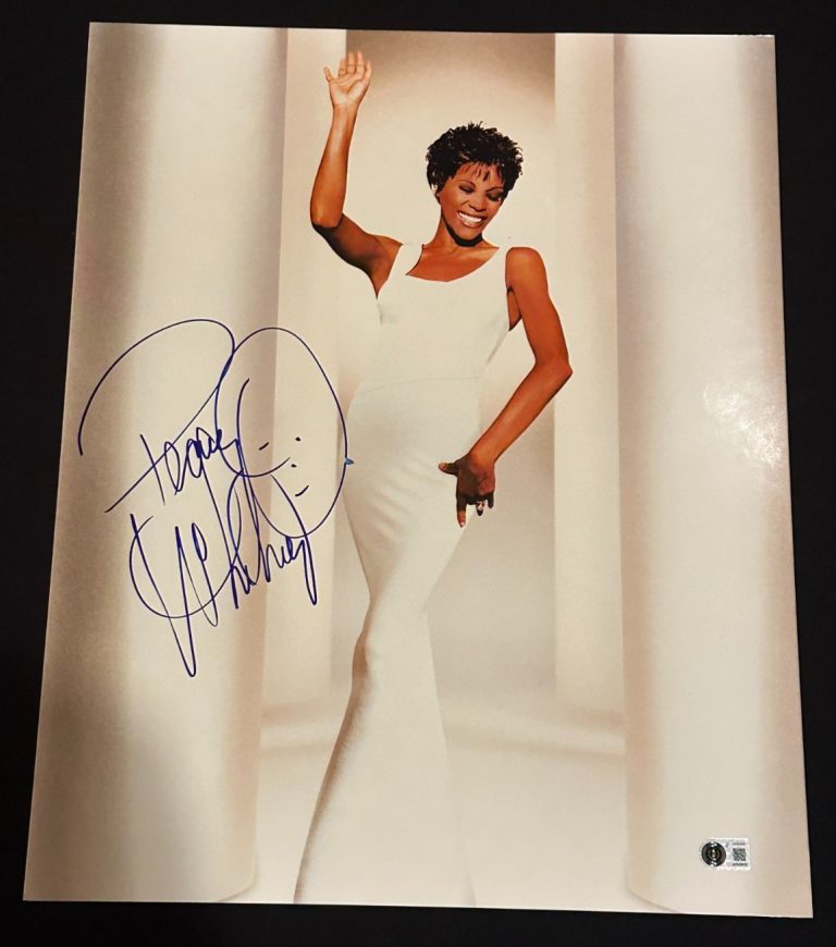 WHITNEY HOUSTON Signed 16x20 Concert PHOTO w/ Beckett (BAS) LOA