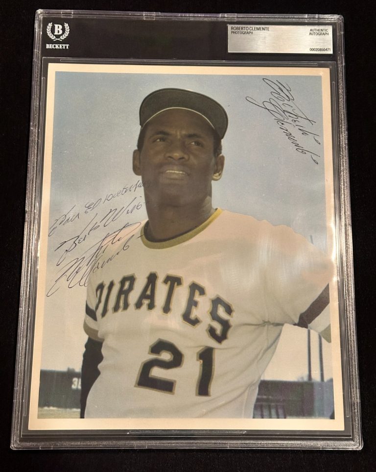 ROBERTO CLEMENTE Signed 8 X 10 PHOTO Beckett BAS Encapsulated