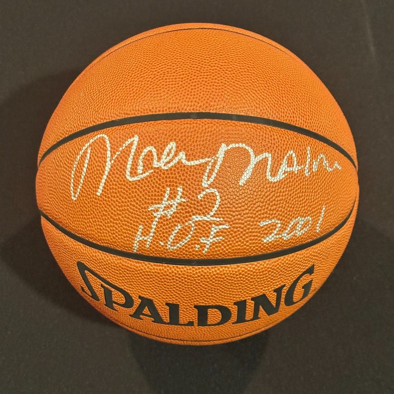 MOSES MALONE Signed Spalding Official GAME BASKETBALL Beckett (BAS) w/ HOF Inscr
