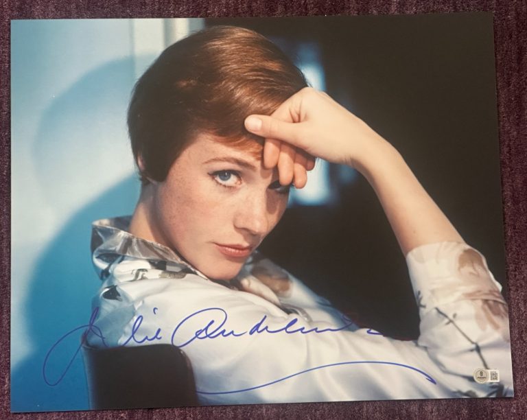 JULIE ANDREWS Signed 16x20 PHOTO Beckett Authenticated  (BAS)