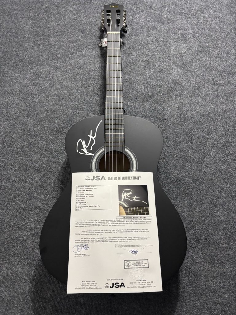 DAVE MATTHEWS SIGNED AUTOGRAPHED GUITAR. Jsa Loa.
